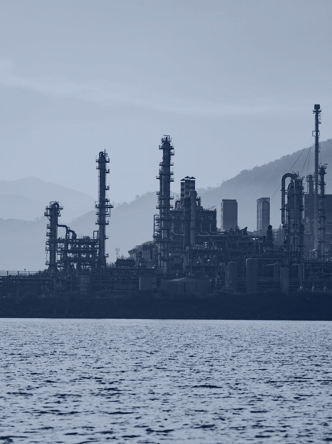 Planta de proceso de refinación de petróleo y gas, vista desde la costa
